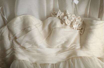 Champagnerfarbenes Brautkleid P2810 mit Herzausschnitt, Blumenmuster, A-Linie und gestuftem, bodenlangem Rock