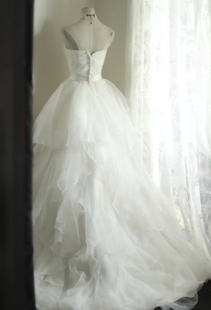 Schlichtes Brautkleid aus Tüll mit Herz-Ausschnitt, Volants und A-Linie P2811