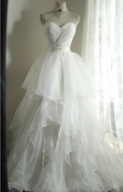 Schlichtes Brautkleid aus Tüll mit Herz-Ausschnitt, Volants und A-Linie P2811