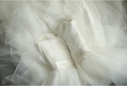 Schlichtes Brautkleid aus Tüll mit Herz-Ausschnitt, Volants und A-Linie P2811
