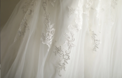 Hochzeitskleid mit Meerjungfrauen-Silhouette, schulterfrei, mit königlicher Spitze und Tüll-Einsätzen P2813