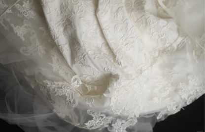 Hochzeitskleid mit Meerjungfrauen-Silhouette, schulterfrei, mit königlicher Spitze und Tüll-Einsätzen P2813