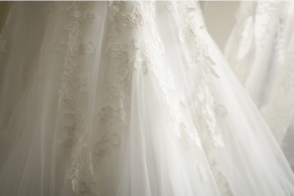 Hochzeitskleid mit Meerjungfrauen-Silhouette, schulterfrei, mit königlicher Spitze und Tüll-Einsätzen P2813