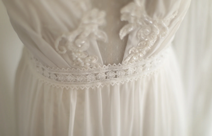 Französischer Vintage Rollkragen Langarm Chiffon-Mesh-Spleiß Elegantes Bodenlanges Hochzeitskleid P2816
