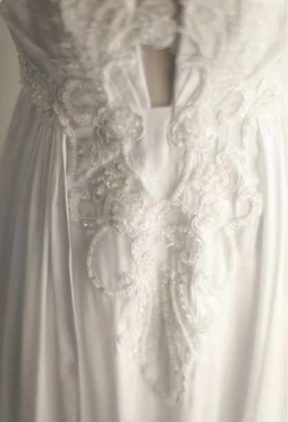 Romanisches Neckholder-Brautkleid aus Satin mit Perlen P2817