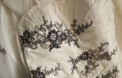 Hochzeitskleid Retro Palace unregelmäßiges Satinperlen-Trägerkleid P2818