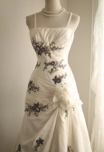 Hochzeitskleid Retro Palace unregelmäßiges Satinperlen-Trägerkleid P2818
