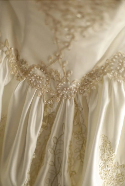 Vintage Satin Hohl Besticktes Trägerloses A-Linien Brautkleid P2820
