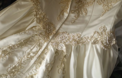 Vintage Satin Hohl Besticktes Trägerloses A-Linien Brautkleid P2820
