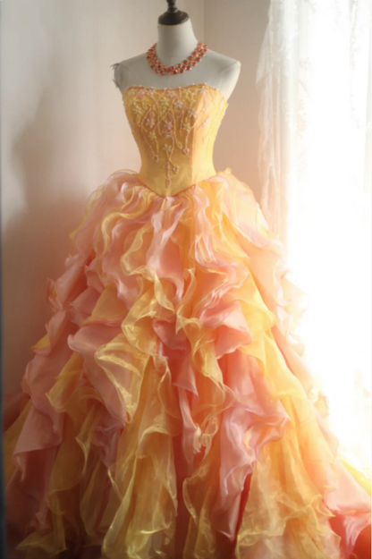 Besonderes orangefarbenes A-Linien-Hochzeitskleid mit Blumenperlen und gestuften Rüschen P2823