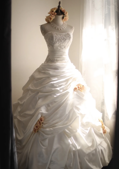 Retro Palast unregelmäßiges plissiertes weißes Satin-Neckholder-Brautkleid in A-Linie, bodenlang, P2825