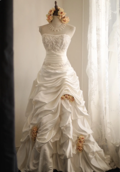 Retro Palast unregelmäßiges plissiertes weißes Satin-Neckholder-Brautkleid in A-Linie, bodenlang, P2825