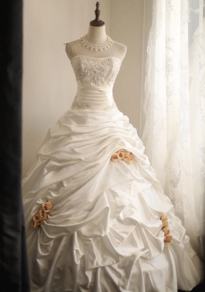 Retro Palast unregelmäßiges plissiertes weißes Satin-Neckholder-Brautkleid in A-Linie, bodenlang, P2825