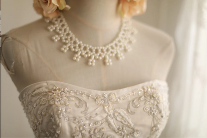 Retro Palast unregelmäßiges plissiertes weißes Satin-Neckholder-Brautkleid in A-Linie, bodenlang, P2825