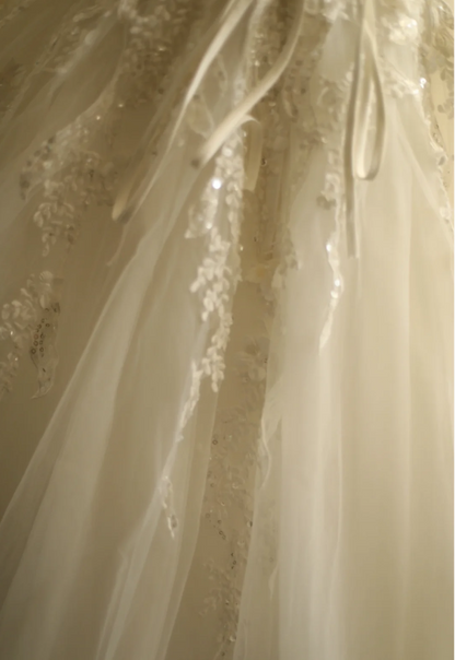 Schlichtes, schulterfreies Hochzeitskleid aus Satin mit Netzstoff-Einsätzen, A-Linie, bodenlang P2827