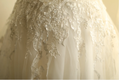Schlichtes, schulterfreies Hochzeitskleid aus Satin mit Netzstoff-Einsätzen, A-Linie, bodenlang P2827