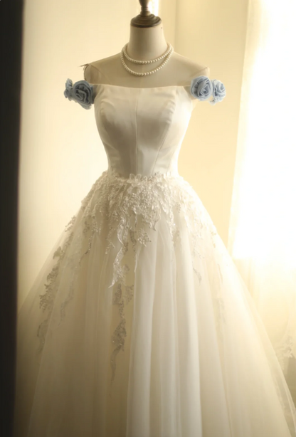 Schlichtes, schulterfreies Hochzeitskleid aus Satin mit Netzstoff-Einsätzen, A-Linie, bodenlang P2827