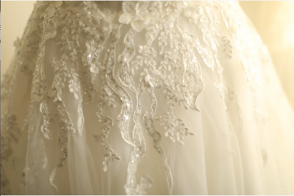 Schlichtes, schulterfreies Hochzeitskleid aus Satin mit Netzstoff-Einsätzen, A-Linie, bodenlang P2827