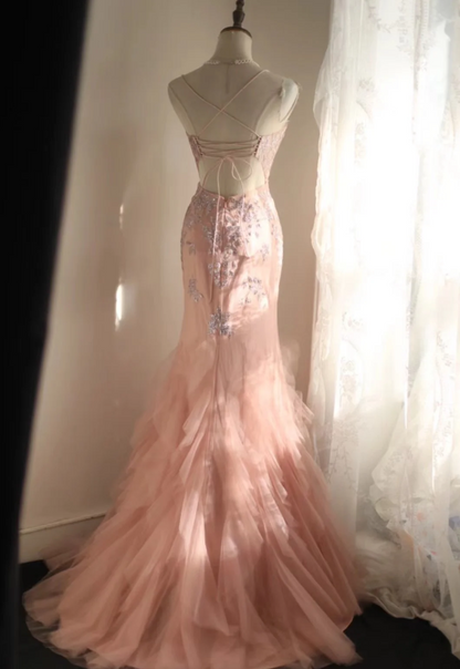 Süßes rosafarbenes figurbetontes Meerjungfrauen-Brautkleid mit Pailletten und Blumen in Lagenoptik P2829