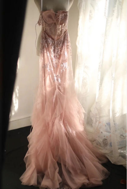 Süßes rosafarbenes figurbetontes Meerjungfrauen-Brautkleid mit Pailletten und Blumen in Lagenoptik P2829