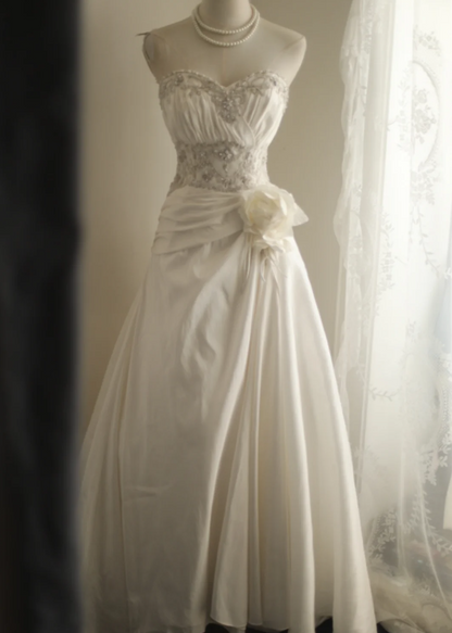 Vintage Satiniertes Hochzeitskleid mit Herzausschnitt, Perlen und A-Linie, bodenlang P2830