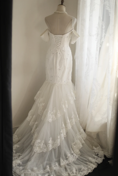 Elegantes und schlichtes, schulterfreies Retro-Brautkleid im Prinzessinnenstil mit Polka-Dots, Spitze und Kaskaden-Fischschwanz P2831
