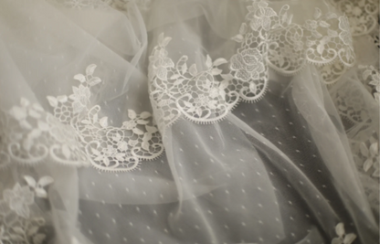 Elegantes und schlichtes, schulterfreies Retro-Brautkleid im Prinzessinnenstil mit Polka-Dots, Spitze und Kaskaden-Fischschwanz P2831