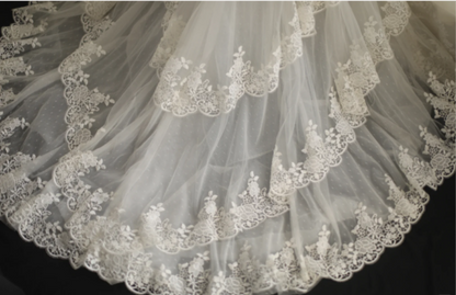 Elegantes und schlichtes, schulterfreies Retro-Brautkleid im Prinzessinnenstil mit Polka-Dots, Spitze und Kaskaden-Fischschwanz P2831