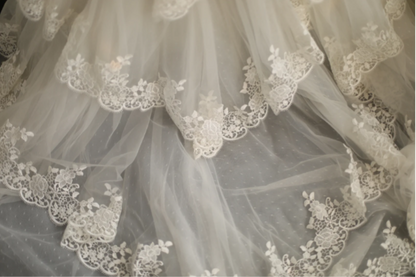 Elegantes und schlichtes, schulterfreies Retro-Brautkleid im Prinzessinnenstil mit Polka-Dots, Spitze und Kaskaden-Fischschwanz P2831