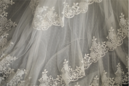 Elegantes und schlichtes, schulterfreies Retro-Brautkleid im Prinzessinnenstil mit Polka-Dots, Spitze und Kaskaden-Fischschwanz P2831