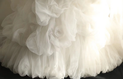 Weißes Spaghettiträger-Kleid, schwerer unregelmäßiger mehrlagiger Rock, Mesh, flauschiges Prinzessinnen-Brautkleid P2832