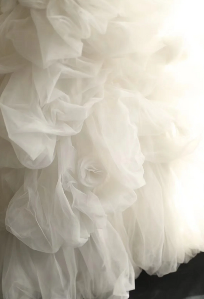 Weißes Spaghettiträger-Kleid, schwerer unregelmäßiger mehrlagiger Rock, Mesh, flauschiges Prinzessinnen-Brautkleid P2832