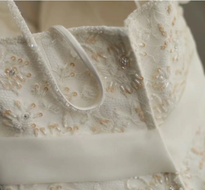 Elegantes weißes Blumenknospen-Fischschwanz-Hochzeitskleid aus handbesticktem plissiertem Tüll P2833