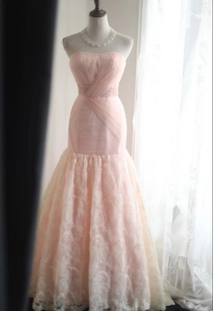 Elegantes, figurbetontes Fishtail-Brautkleid in Pink aus Satin und Mesh mit Blumenmuster und Neckholder P2835