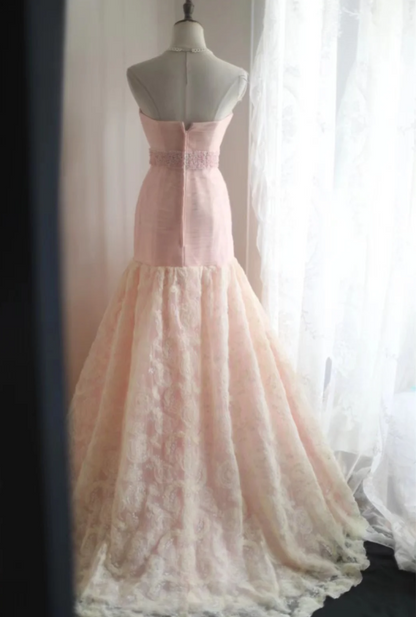 Elegantes, figurbetontes Fishtail-Brautkleid in Pink aus Satin und Mesh mit Blumenmuster und Neckholder P2835