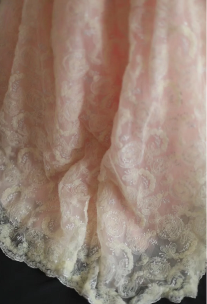 Elegantes, figurbetontes Fishtail-Brautkleid in Pink aus Satin und Mesh mit Blumenmuster und Neckholder P2835