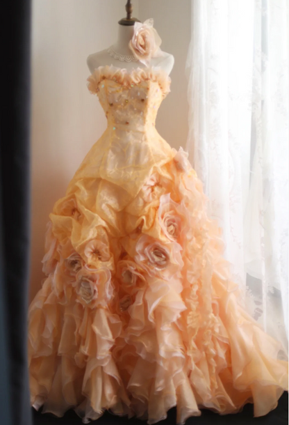 Elegantes, orangefarbenes Hochzeitskleid mit herzförmigem Ausschnitt, handgefertigten Blumenperlen und unregelmäßig geschichtetem Rock in A-Linie P2841