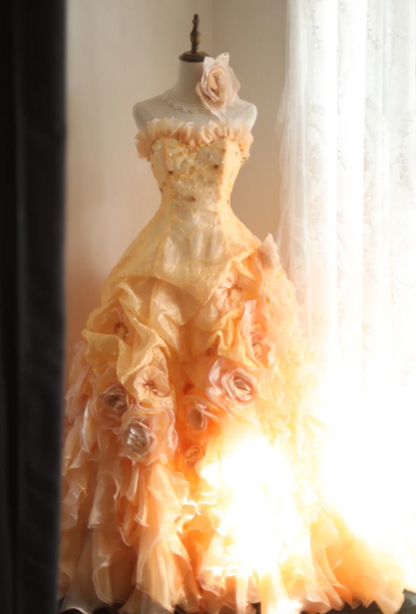 Elegantes, orangefarbenes Hochzeitskleid mit herzförmigem Ausschnitt, handgefertigten Blumenperlen und unregelmäßig geschichtetem Rock in A-Linie P2841