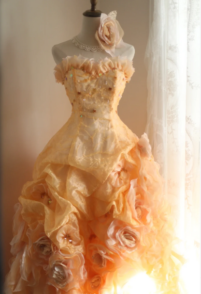 Elegantes, orangefarbenes Hochzeitskleid mit herzförmigem Ausschnitt, handgefertigten Blumenperlen und unregelmäßig geschichtetem Rock in A-Linie P2841