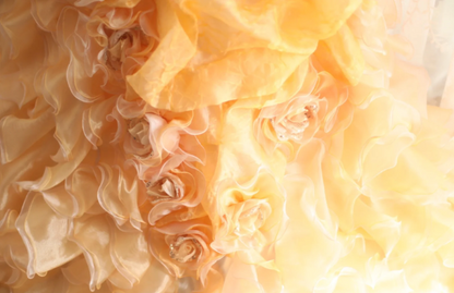 Elegantes, orangefarbenes Hochzeitskleid mit herzförmigem Ausschnitt, handgefertigten Blumenperlen und unregelmäßig geschichtetem Rock in A-Linie P2841