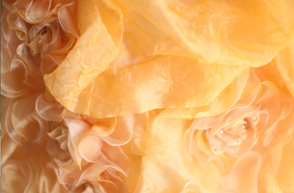 Elegantes, orangefarbenes Hochzeitskleid mit herzförmigem Ausschnitt, handgefertigten Blumenperlen und unregelmäßig geschichtetem Rock in A-Linie P2841