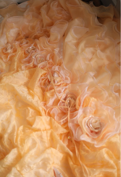 Elegantes, orangefarbenes Hochzeitskleid mit herzförmigem Ausschnitt, handgefertigten Blumenperlen und unregelmäßig geschichtetem Rock in A-Linie P2841