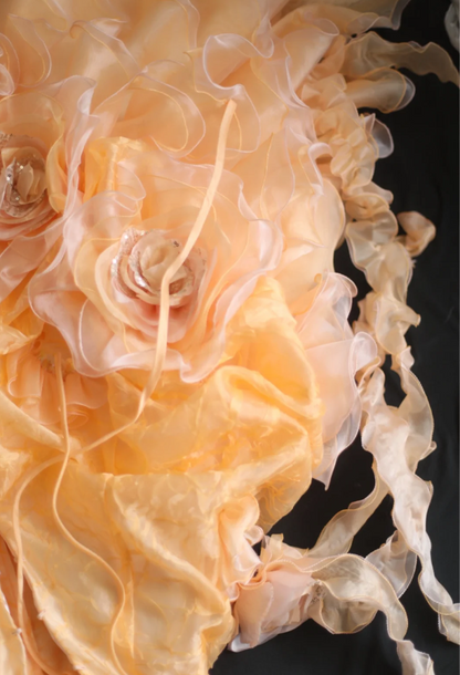 Elegantes, orangefarbenes Hochzeitskleid mit herzförmigem Ausschnitt, handgefertigten Blumenperlen und unregelmäßig geschichtetem Rock in A-Linie P2841