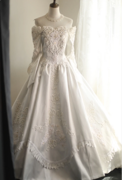 Retro Prinzessin schulterfrei Langarm Perlen Satin Rücken Schmetterling Brautkleid P2842