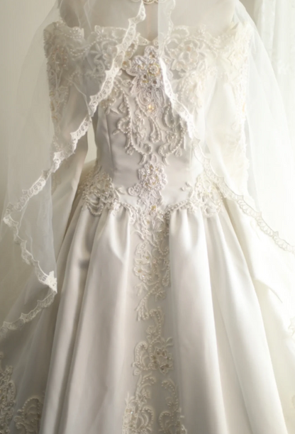 Retro Prinzessin schulterfrei Langarm Perlen Satin Rücken Schmetterling Brautkleid P2842