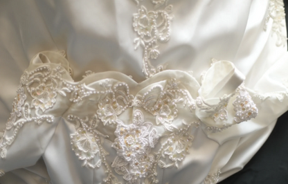 Retro Prinzessin schulterfrei Langarm Perlen Satin Rücken Schmetterling Brautkleid P2842
