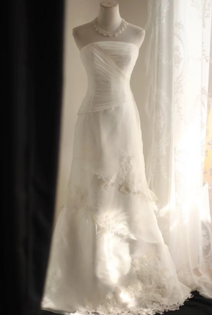 Elegantes und schlichtes weißes trägerloses Meerjungfrauen-Brautkleid aus Spitze und Tüll P2847