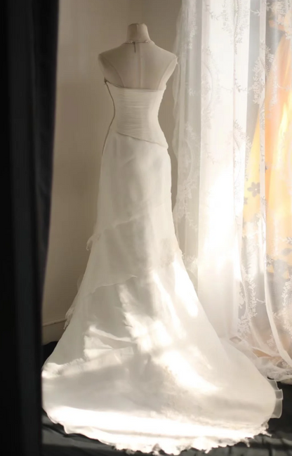 Elegantes und schlichtes weißes trägerloses Meerjungfrauen-Brautkleid aus Spitze und Tüll P2847