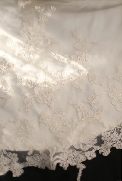 Elegantes und schlichtes weißes trägerloses Meerjungfrauen-Brautkleid aus Spitze und Tüll P2847