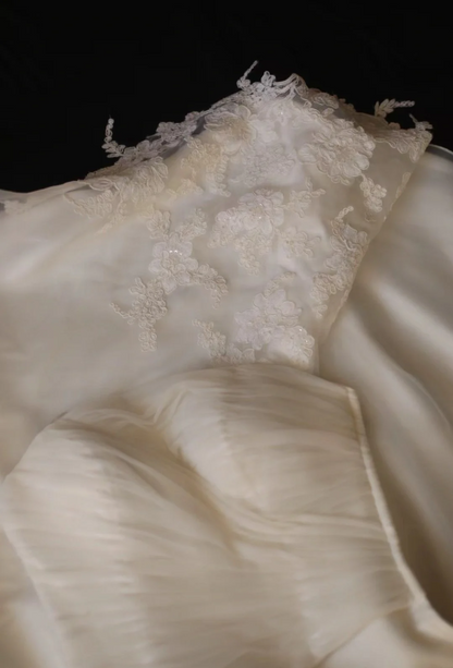 Elegantes und schlichtes weißes trägerloses Meerjungfrauen-Brautkleid aus Spitze und Tüll P2847